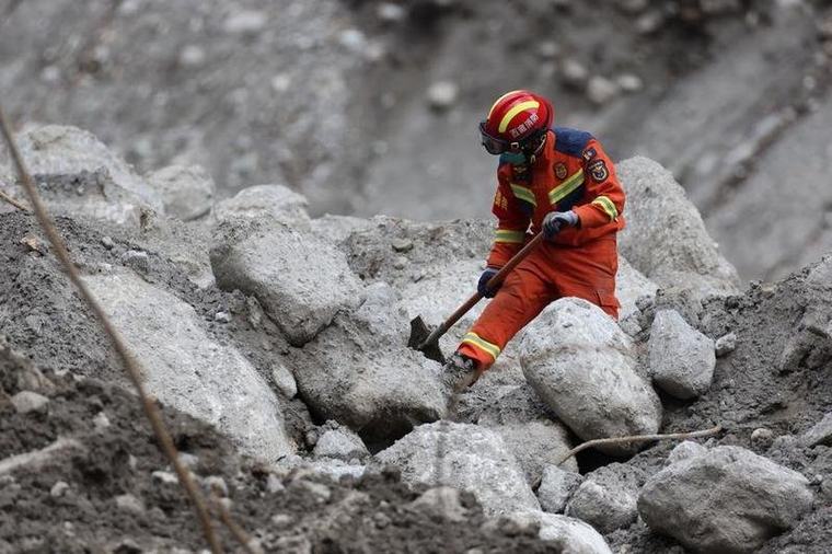 China despliega más de 2,500 rescatistas en puerto fronterizo afectado por alud de lodo en Xizang
