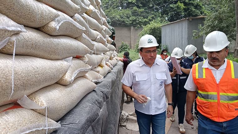 Defensoría del Consumidor verifica precios en Acajutla
