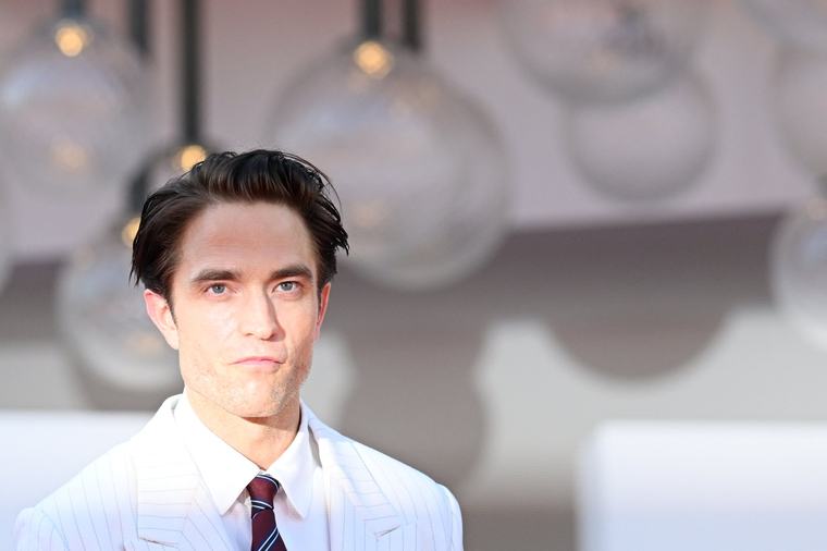 Robert Pattinson sacude la Mostra de Venecia con el filme «Primetime»