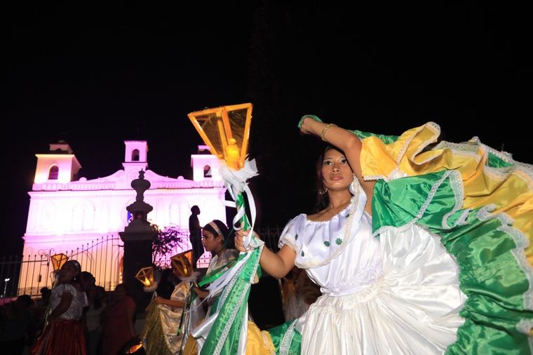 Ahuachapán arrancó la festividad de los farolitos con colorido desfile