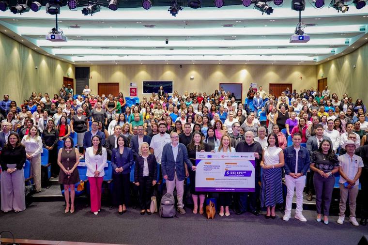 Entregan más de $331,000.00 en capital semilla a 178 emprendedoras graduadas del programa «Mujer Emprende»