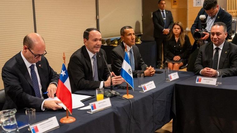 El Salvador comparte su experiencia de seguridad con Chile
