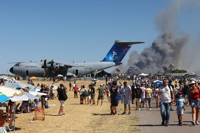 Un avión militar se estrella durante exhibición aérea en Grecia