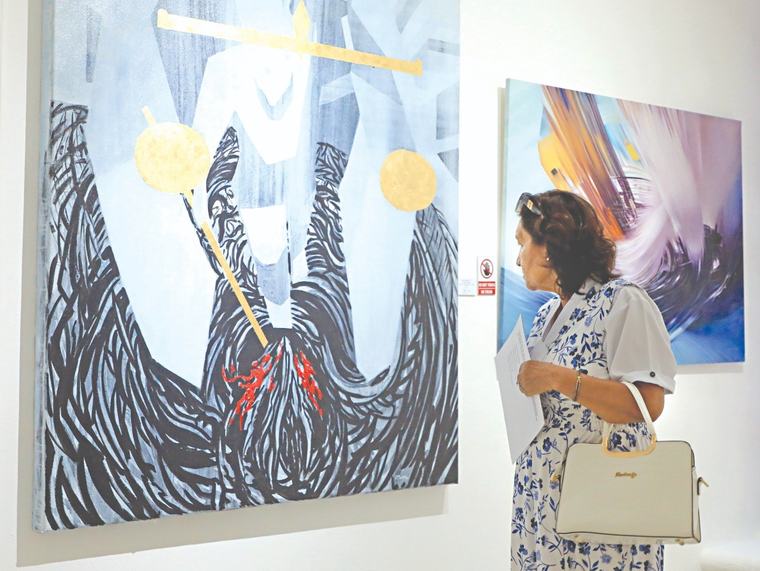 Tres generaciones exponen en el salón del arte abstracto