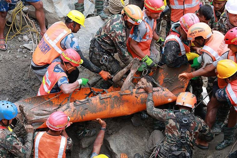 Nepal: Rescatan a dos hombres tras nueve días atrapados