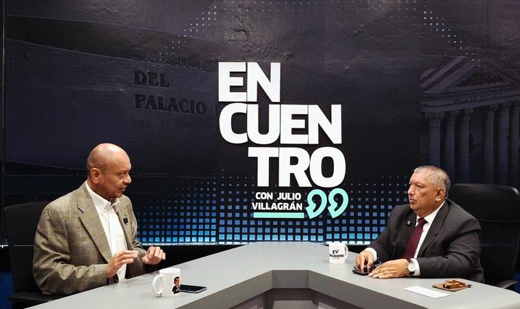 Vocero cuestiona: «¿Qué hará durante todo el día Bukele?»