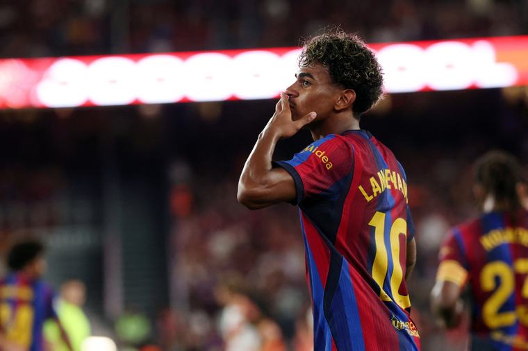 Flick espera contar con Lamine Yamal para Valencia tras sufrir un golpe