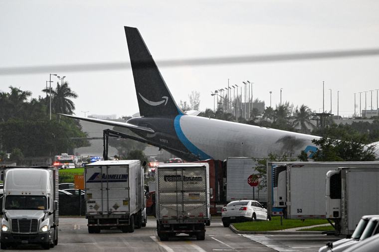 Avión de carga se sale de la pista en Miami e impacta vehículos