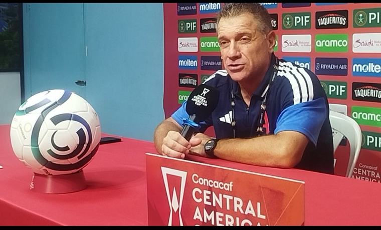 «Levanté la tarjeta porque mi jugador me dijo que en ningún momento se agarró los genitales»: Roberto Pompei, técnico de Alianza